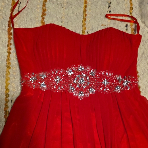 Elegant Red Gown with Embellished Waist - Picture 3 of 4
